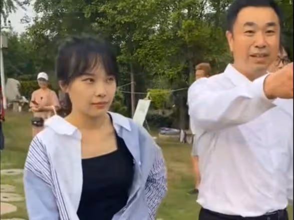 挖呀挖黃老師:顏值差距有點大不僅判若兩人,還直接泯然於眾人了
