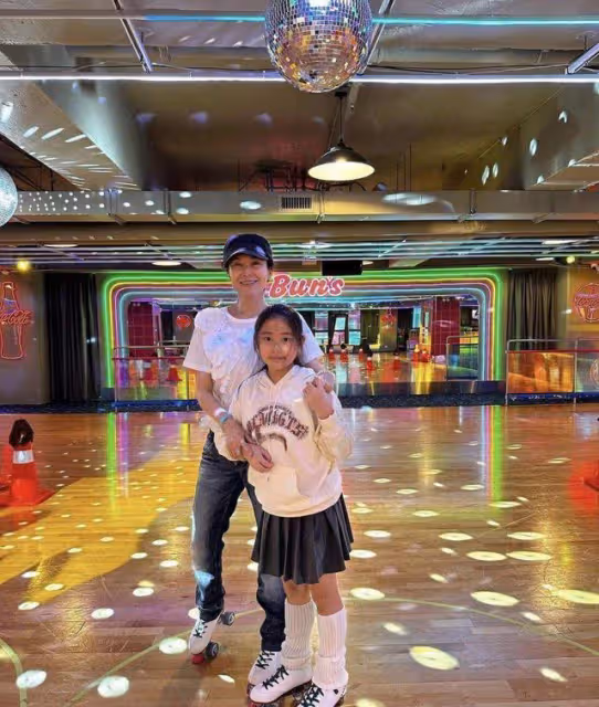 TVB前花旦攜11歲女兒現身溜冰場!真實狀態曝光,臉部松垮下垂