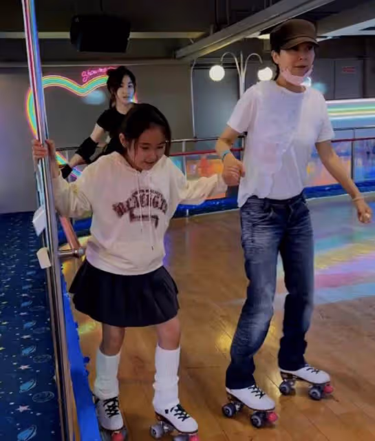 TVB前花旦攜11歲女兒現身溜冰場!真實狀態曝光,臉部松垮下垂
