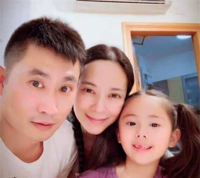 TVB前花旦攜11歲女兒現身溜冰場!真實狀態曝光,臉部松垮下垂