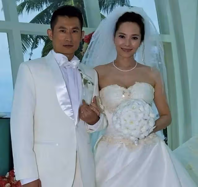 TVB前花旦攜11歲女兒現身溜冰場!真實狀態曝光,臉部松垮下垂