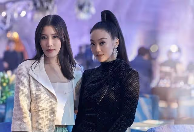 香港知名男星年過四十魅力不減,迷倒一眾漂亮富婆,合照滿臉尷尬