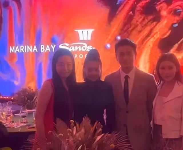 香港知名男星年過四十魅力不減,迷倒一眾漂亮富婆,合照滿臉尷尬
