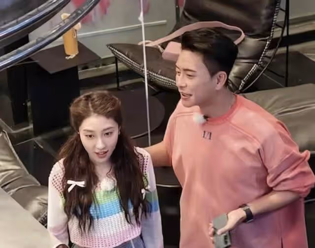 香港知名男星年過四十魅力不減，迷倒一眾漂亮富婆，合照滿臉尷尬