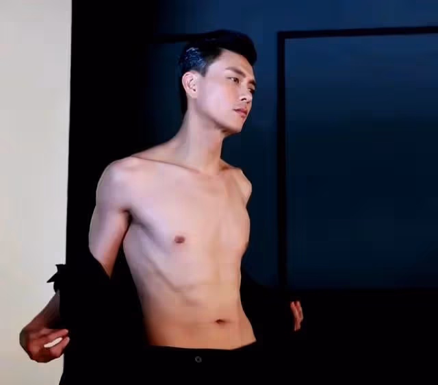 香港知名男星年過四十魅力不減，迷倒一眾漂亮富婆，合照滿臉尷尬