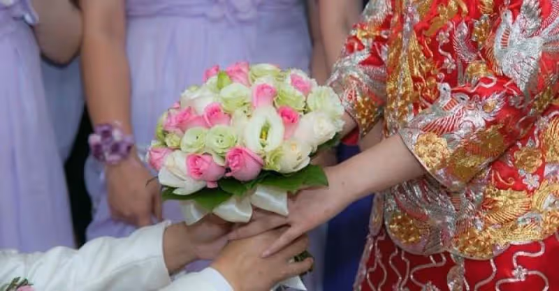 三胎順產男孩，丈夫卻向妻子索要20萬，婆婆：養了三年和親生一樣