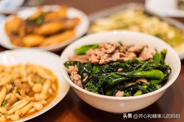 婚後多年不孕,檢查後丈夫精子成活率不足5%,婆婆:用公公的吧