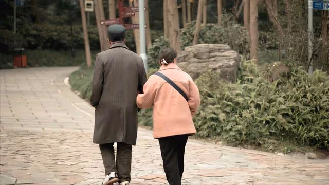 兒媳堅持二胎「隨母姓」,61歲老人發飆:要麼改姓,要麼彩禮還我