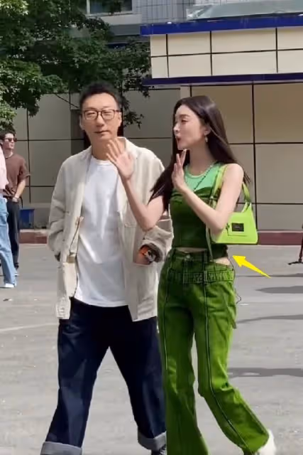 古力娜扎回母校,一身行頭超2萬,肩部發青、褲子再掀熱議