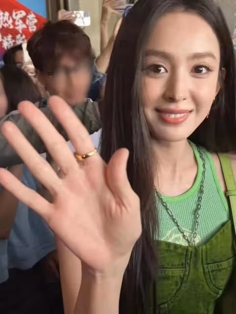 古力娜扎回母校,一身行頭超2萬,肩部發青、褲子再掀熱議