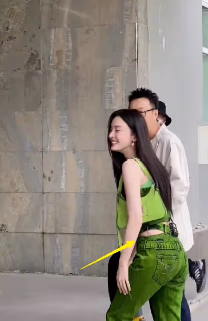 古力娜扎回母校,一身行頭超2萬,肩部發青、褲子再掀熱議