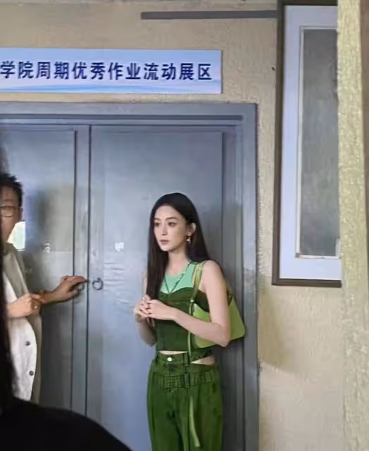 古力娜扎回母校,一身行頭超2萬,肩部發青、褲子再掀熱議