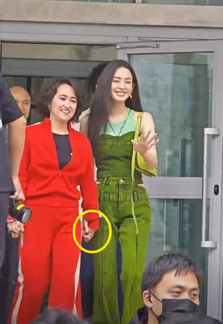 古力娜扎回母校,一身行頭超2萬,肩部發青、褲子再掀熱議