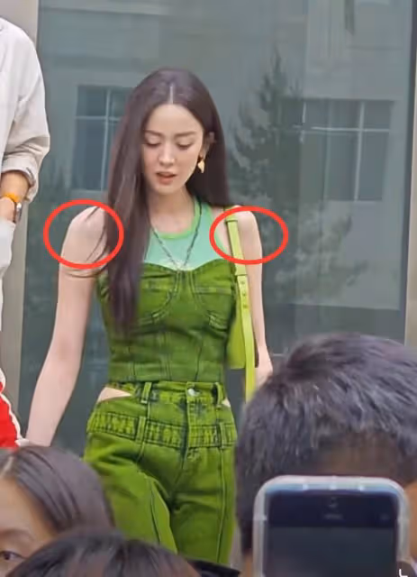 古力娜扎回母校,一身行頭超2萬,肩部發青、褲子再掀熱議