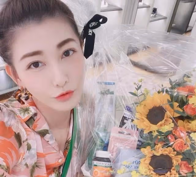 樣貌再進化？知名港星尖下巴驚變蛇精女，網友直呼：越來越像網紅