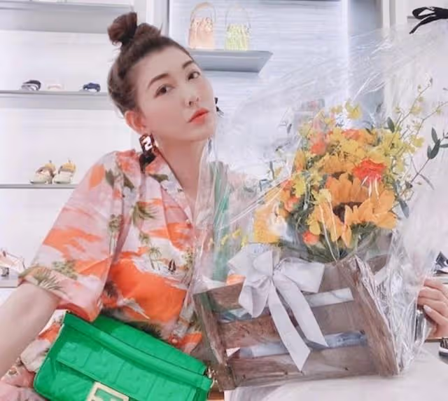 樣貌再進化？知名港星尖下巴驚變蛇精女，網友直呼：越來越像網紅