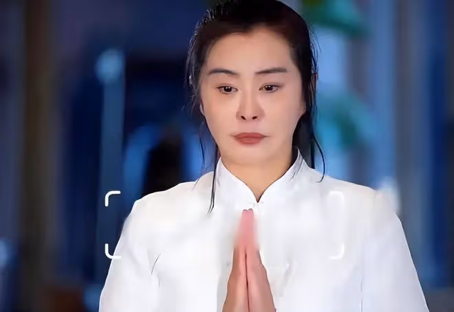 王祖賢現身寺廟念經,晚年找到佛門歸宿,素顏狀態非常不錯