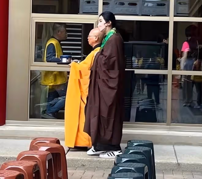 王祖賢現身寺廟念經,晚年找到佛門歸宿,素顏狀態非常不錯