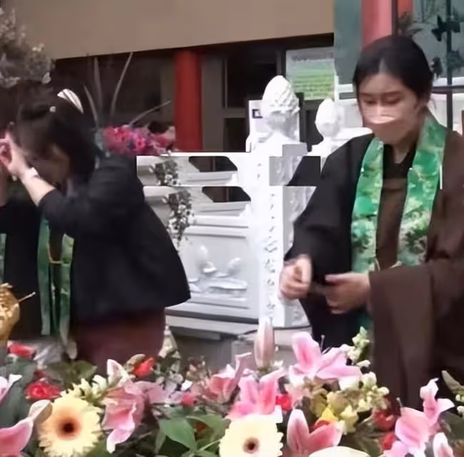 王祖賢現身寺廟念經,晚年找到佛門歸宿,素顏狀態非常不錯