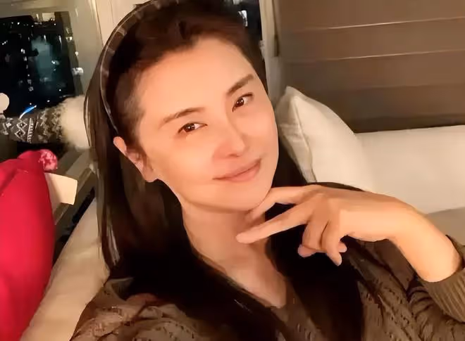 王祖賢現身寺廟念經,晚年找到佛門歸宿,素顏狀態非常不錯