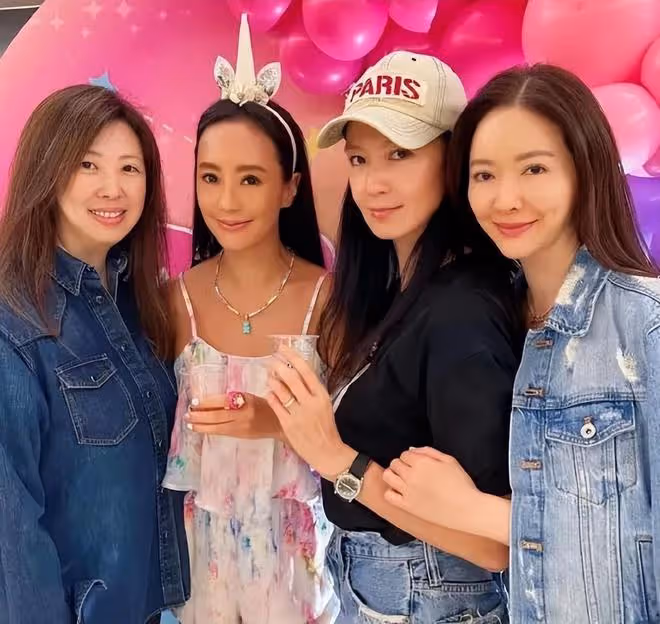 李靜蕾帶3個孩子參加關穎家派對,林熙蕾和閨蜜一起安慰她
