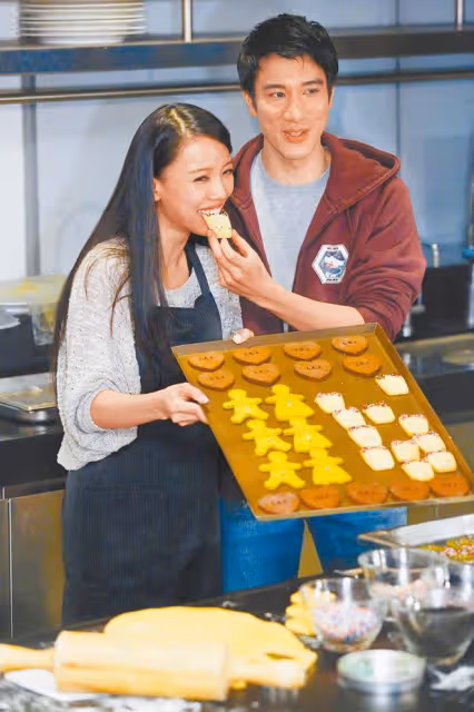 李靜蕾帶3個孩子參加關穎家派對,林熙蕾和閨蜜一起安慰她