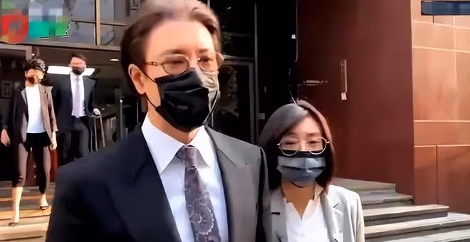 李靜蕾帶3個孩子參加關穎家派對,林熙蕾和閨蜜一起安慰她