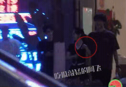 43歲董璇疑似有新戀情,挽手高個男生有說有笑,對方年輕有活力