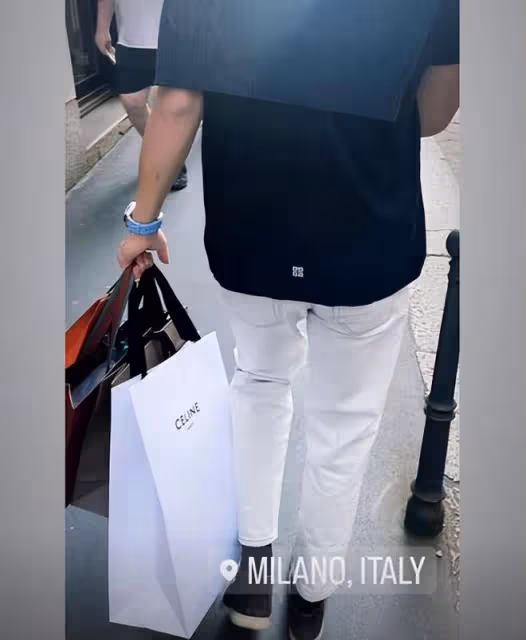 李嫣和男同學瑞士購物,穿修身長褲氣質佳,男同學幫她們拎包