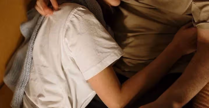 這婚還要結嗎？準婆婆婚禮上「給新娘宣讀家規」賓客全傻眼　她轉身拉媽媽手：「我恨嫁，但我不卑微」