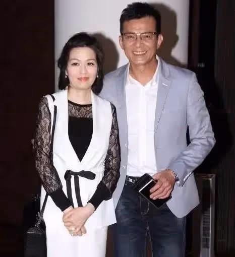 愛妻去世2年！60歲資深男星「葬禮上哭到昏厥」發誓永不再娶 如今被問「是否會一直單身」回答令人意外!