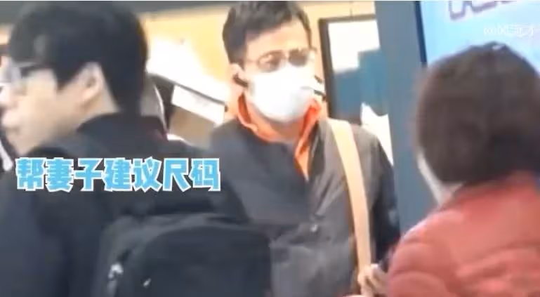 愛妻去世2年！60歲資深男星「葬禮上哭到昏厥」發誓永不再娶 如今被問「是否會一直單身」回答令人意外!
