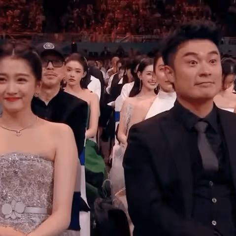 好尷尬的頒獎禮！江疏影嘴瓢，王一博褲子開線，陳凱歌對張譯黑臉