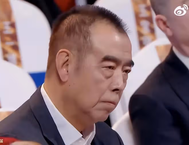 好尷尬的頒獎禮!江疏影嘴瓢,王一博褲子開線,陳凱歌對張譯黑臉