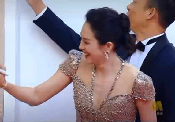 好尷尬的頒獎禮!江疏影嘴瓢,王一博褲子開線,陳凱歌對張譯黑臉