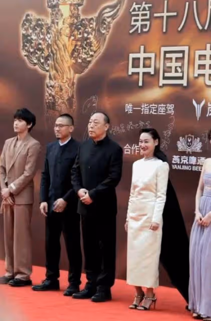 華表獎紅毯名場面,王一博西褲開線,記者稱陳都靈比白鹿好看