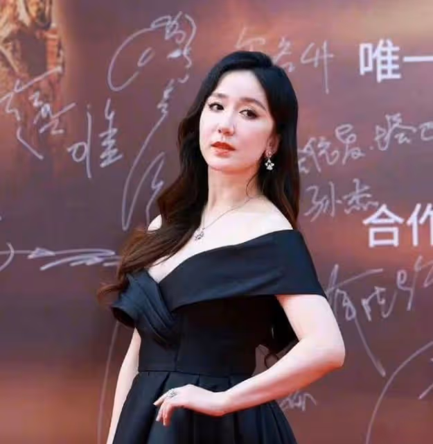 華表獎紅毯名場面,王一博西褲開線,記者稱陳都靈比白鹿好看