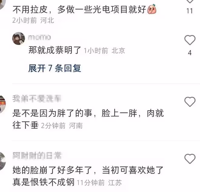 華表獎紅毯名場面,王一博西褲開線,記者稱陳都靈比白鹿好看