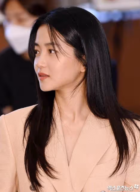 韓國女星金泰梨身陷爭議,被批還不如姜敏京,向前輩金惠秀學學吧