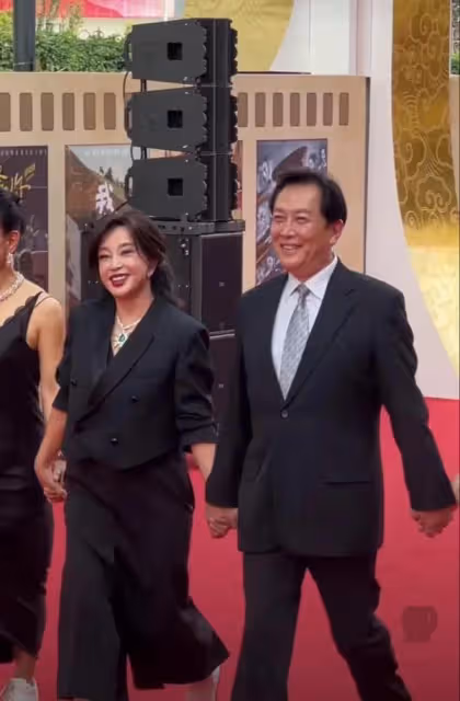 唐國強劉曉慶手牽手太過親密,時隔45年相聚,馮小剛只能站在後面