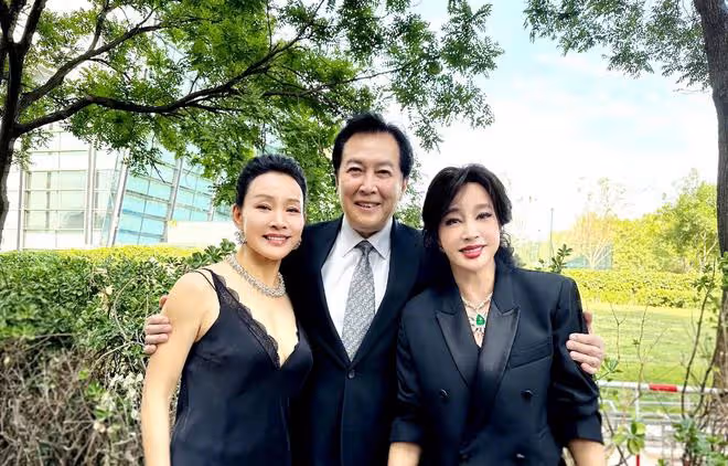 唐國強劉曉慶手牽手太過親密,時隔45年相聚,馮小剛只能站在後面