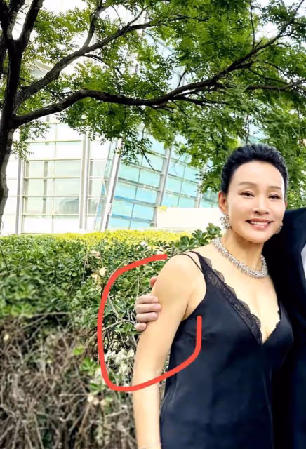唐國強劉曉慶手牽手太過親密,時隔45年相聚,馮小剛只能站在後面