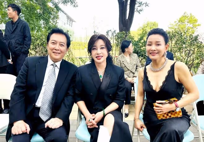 唐國強劉曉慶手牽手太過親密,時隔45年相聚,馮小剛只能站在後面