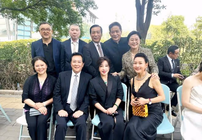 唐國強劉曉慶手牽手太過親密,時隔45年相聚,馮小剛只能站在後面