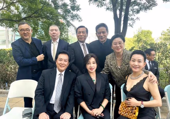 唐國強劉曉慶手牽手太過親密,時隔45年相聚,馮小剛只能站在後面