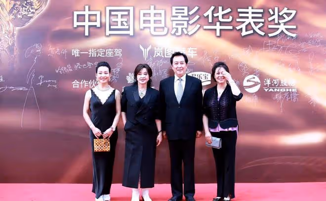 唐國強劉曉慶手牽手太過親密,時隔45年相聚,馮小剛只能站在後面