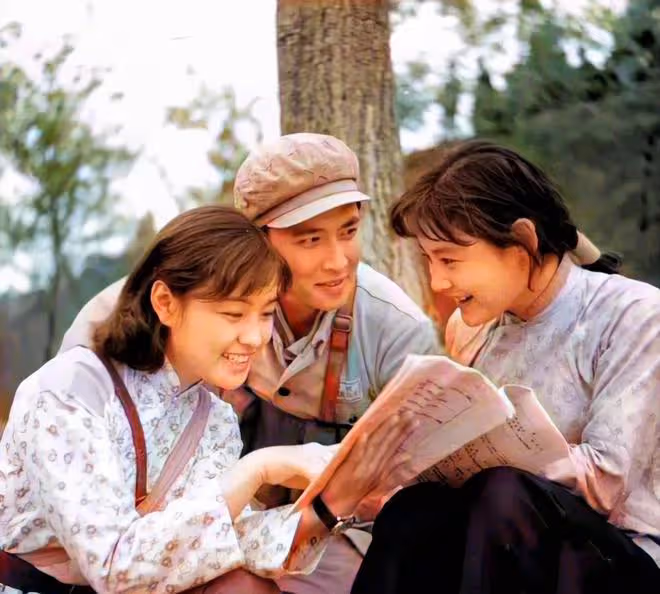 唐國強劉曉慶手牽手太過親密,時隔45年相聚,馮小剛只能站在後面