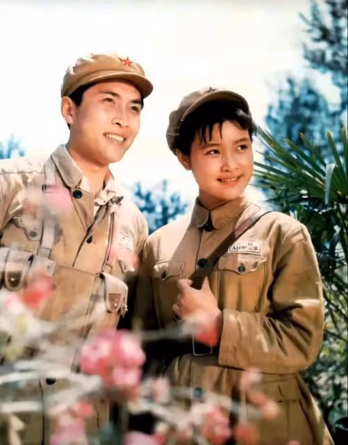 唐國強劉曉慶手牽手太過親密,時隔45年相聚,馮小剛只能站在後面