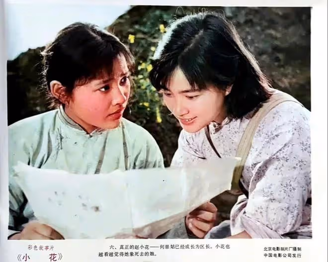 唐國強劉曉慶手牽手太過親密,時隔45年相聚,馮小剛只能站在後面