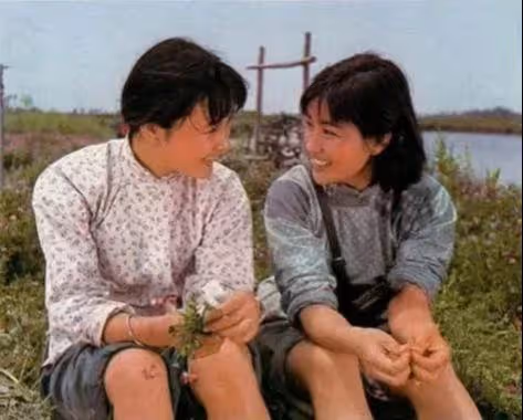 唐國強劉曉慶手牽手太過親密,時隔45年相聚,馮小剛只能站在後面